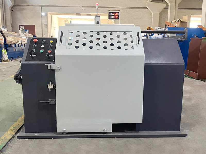 ¿Cómo maneja la máquina enrolladora de carretes las variaciones en el espesor o la densidad del material? ¿Tiene la flexibilidad de ajustar la tensión de bobinado en consecuencia?