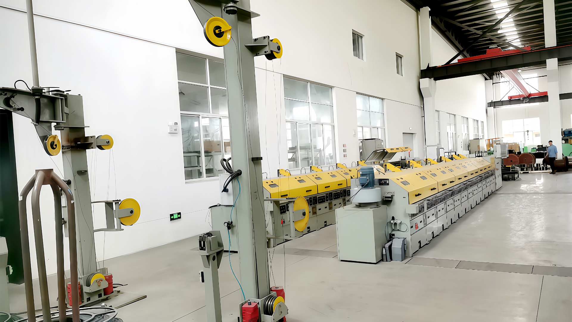 ¿Cómo mantiene la máquina devanadora de alambre el control de la tensión para evitar que el alambre se estire o se deforme durante el devanado?