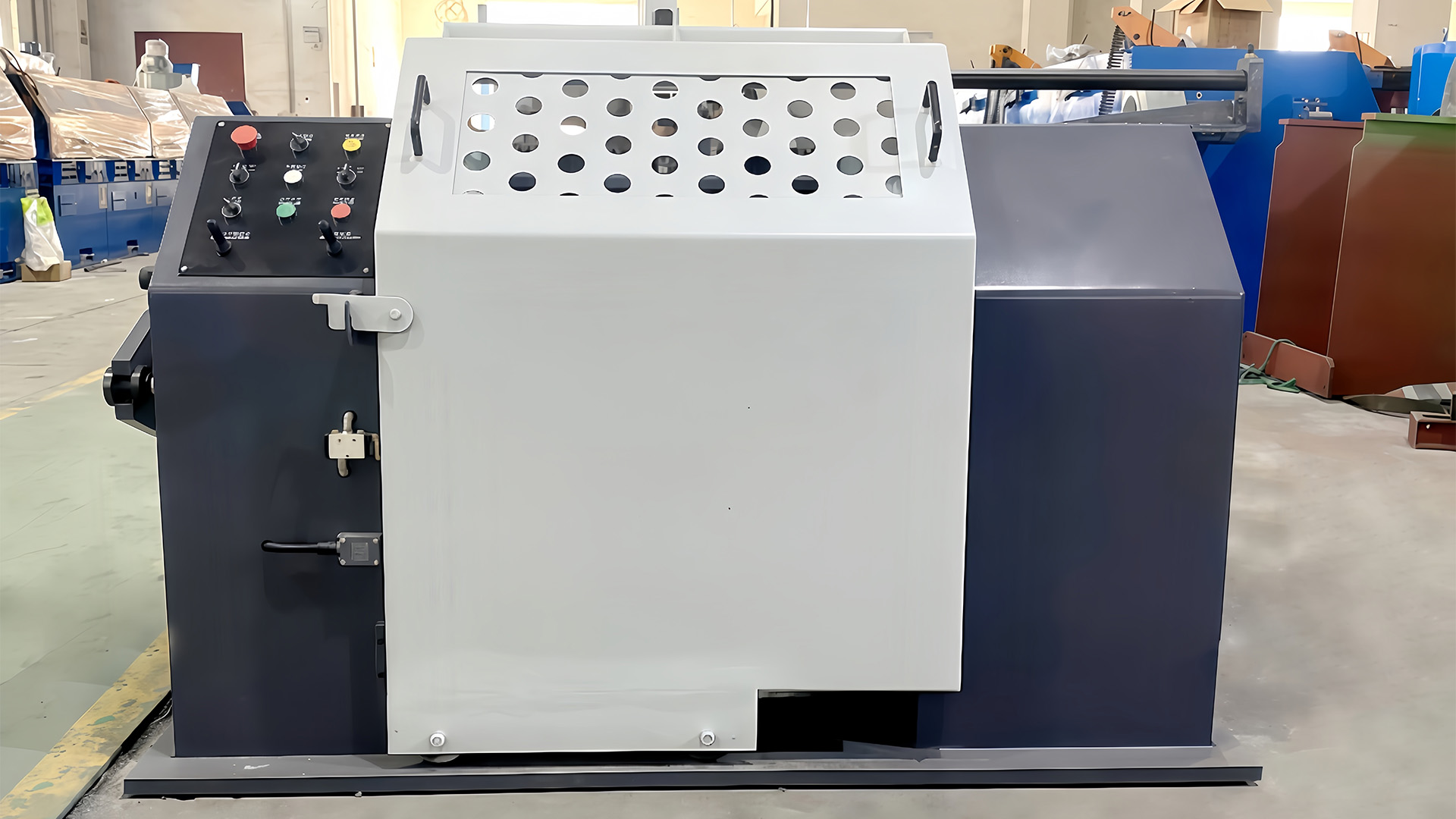 ¿Cómo contribuye el diseño de la máquina de dibujo de alambre invertida a un mejor acabado de la superficie del cable y una oxidación reducida durante el proceso de dibujo?