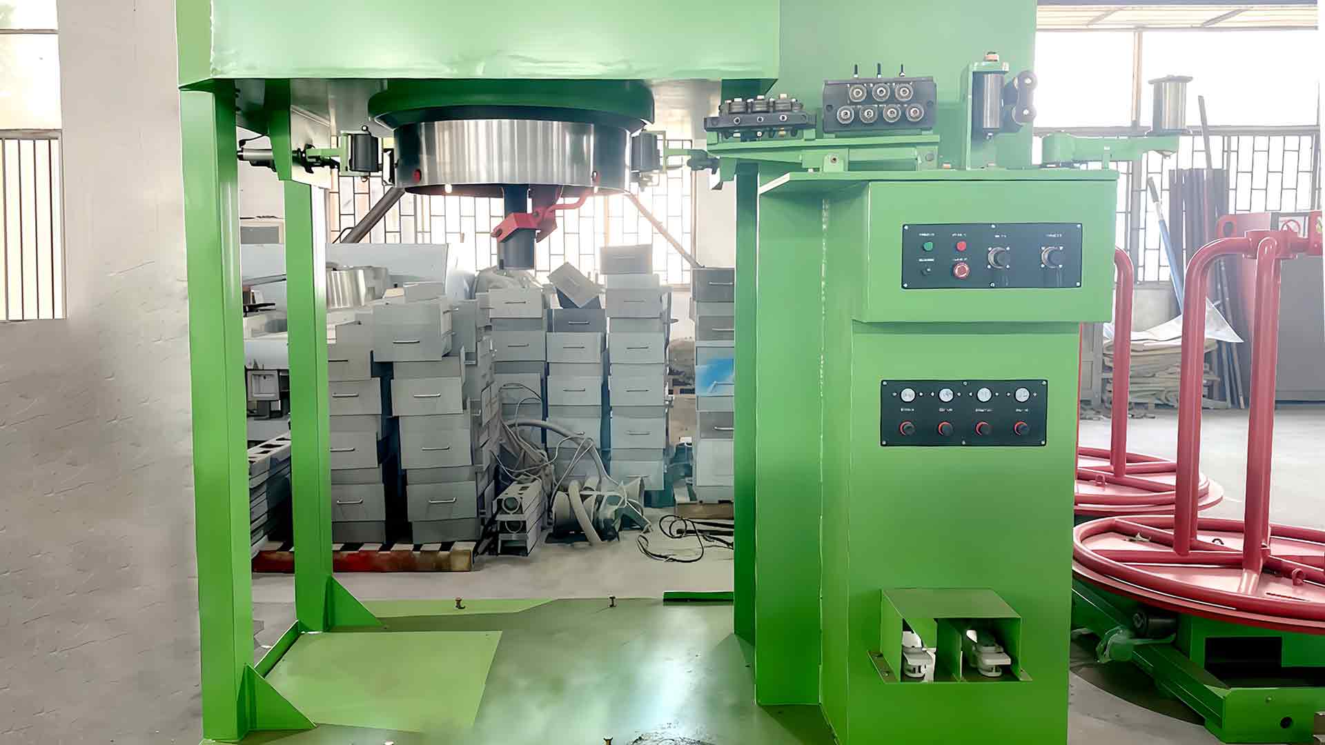 ¿Cómo gestiona la máquina trefiladora con tanque de agua los defectos de la superficie del alambre, como rayones, oxidación o microfisuras durante el proceso de trefilado?