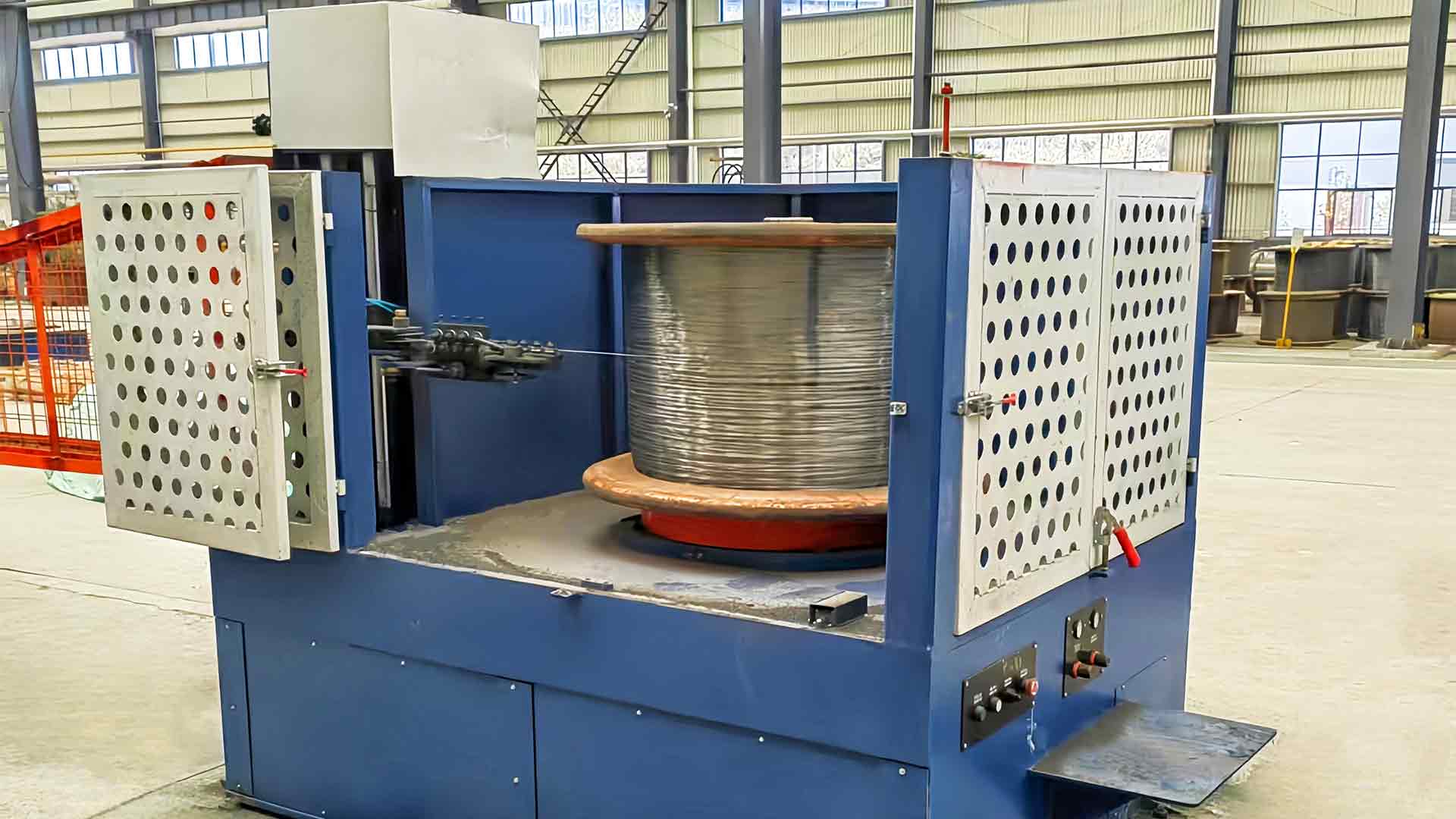 ¿Cuál es el papel del dado sumergido en la máquina de dibujo de alambre del tanque de agua y cómo mejora el acabado superficial y la rectitud de alambre?