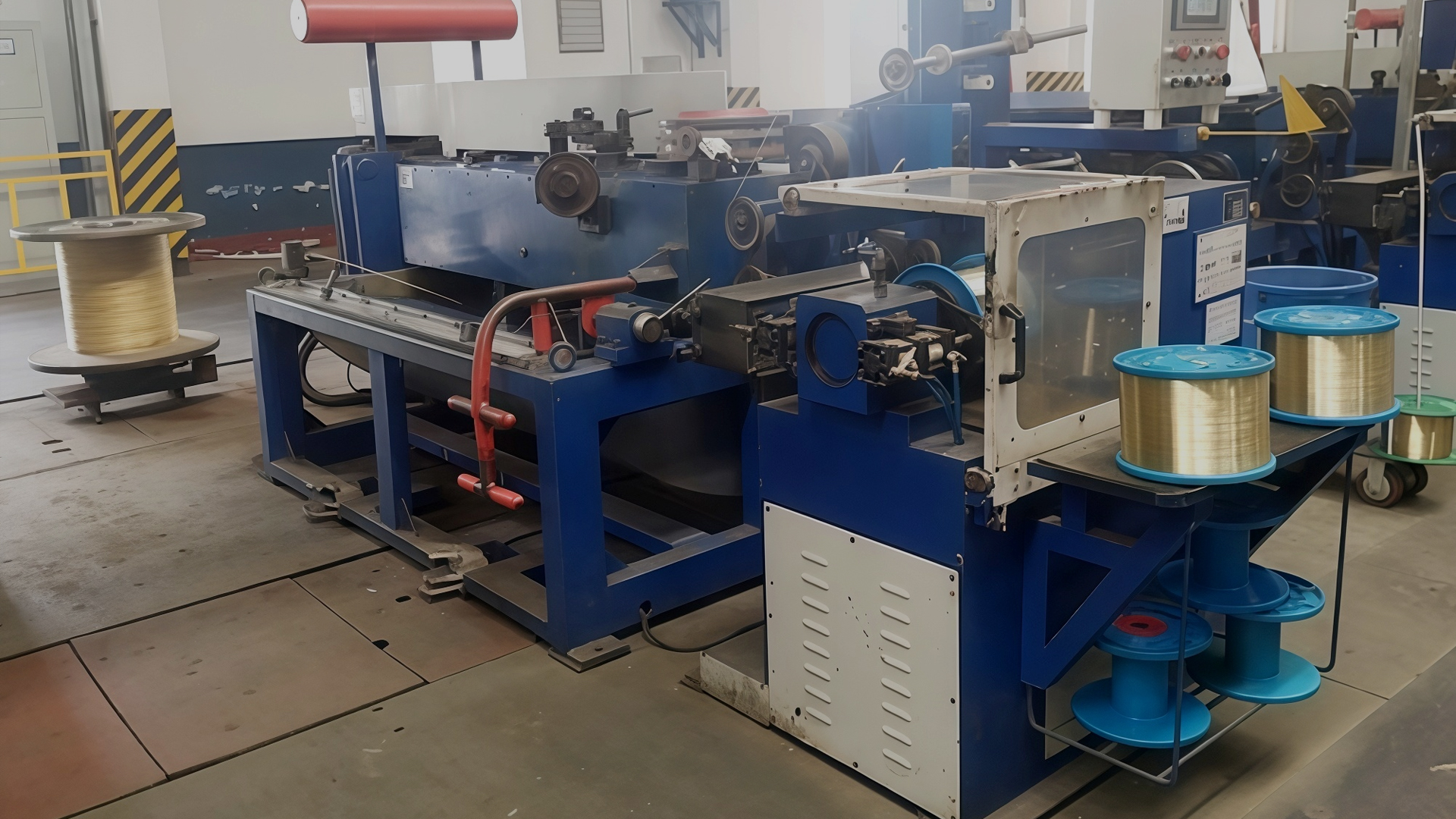 ¿Qué tipo de sistema de enfriamiento utiliza la máquina trefiladora para operaciones de alta velocidad?